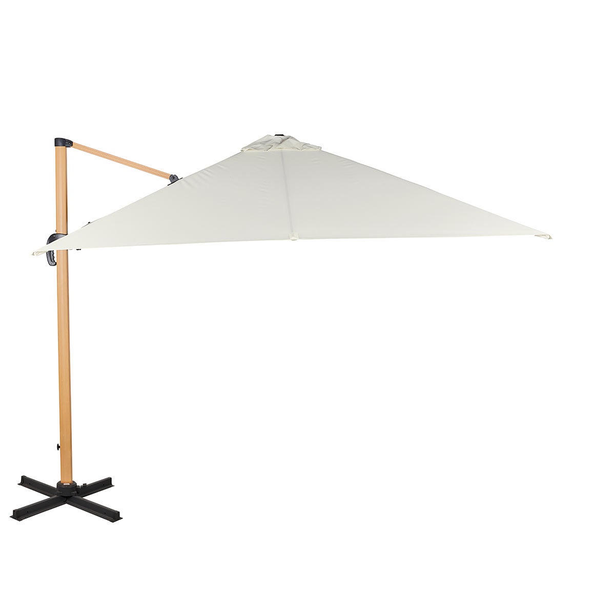 Sombrilla parasol plegable con brazo lateral de Maisons du Monde (299 €). Es de aluminio efecto madera y mide 3x3 m. Viene también de lona en gris oscuro.