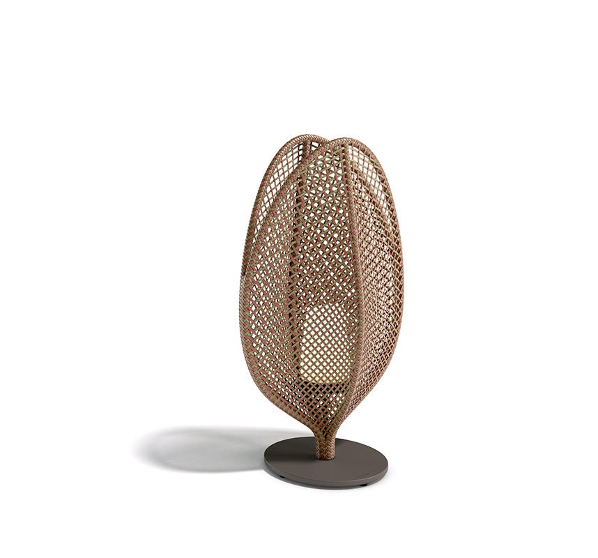 Lámpara Scoora, de Dedon (1.790 €). Tejida sobre marco de aluminio, tiene doble función, pues en lugar de bombilla puede llevar un velón.