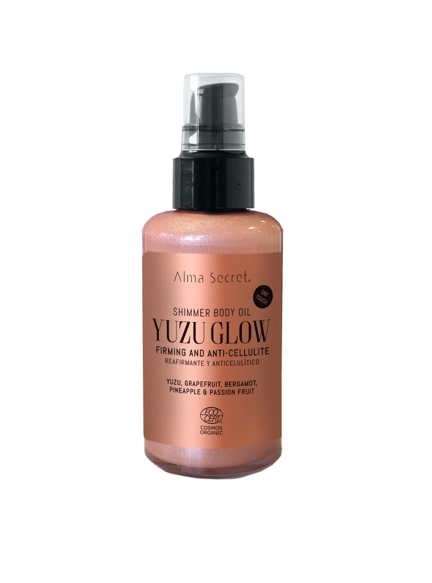 Yuzu Glow Body Oil de Alma Secret (26 euros). La versión veraniega del aceite corporal de esta marca española tiene un tacto seco maravilloso, un aroma cítrico y precioso efecto nacarado. Su fórmula incluye lo mejor del producto original, el poder del complejo de tecnología vegetal procedente de las microalgas marinas Tisochryis Lutea, capaces de remodelar la silueta y reducir la celulitis, así como un cóctel de aceites entre los que destaca el aceite esencial de Yuzu, una superfruta que posee mayor contenido en vitamina C y mayor capacidad antioxidante que otros cítricos, con propiedades para tensar la piel, tonificarla y devolverle la luminosidad. También otros 14 aceites cuidadosamente elegidos trabajan en sinergia para nutrir, reafirmar, tratar celulitis y mejorar estrías.