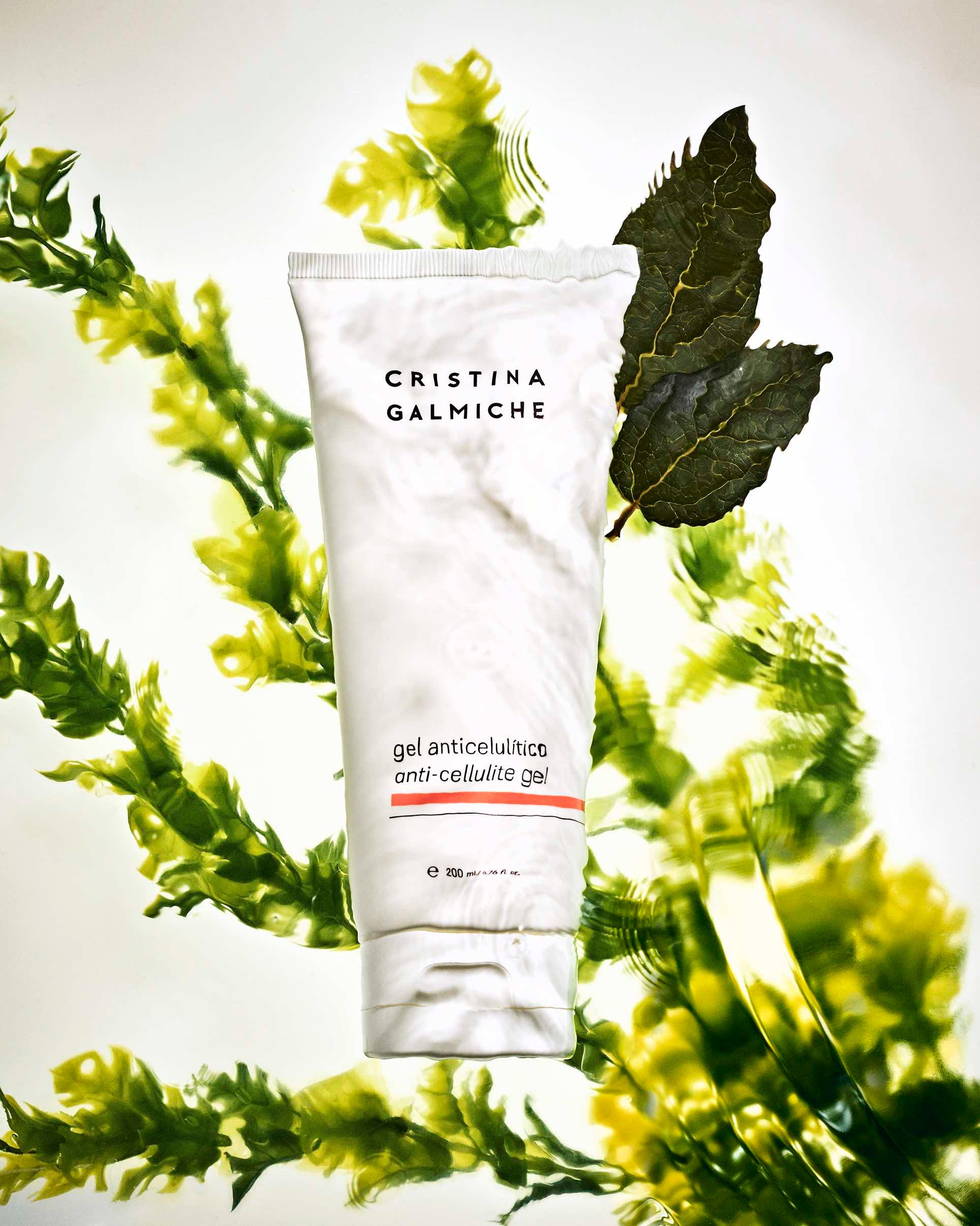 Gel anticelulítico de Cristina Galmiche (49,50 euros). Formulada con cafeína y algas marinas, mejora la microcirculación y combate la acumulación de grasa, reduciendo la apariencia de la celulitis.