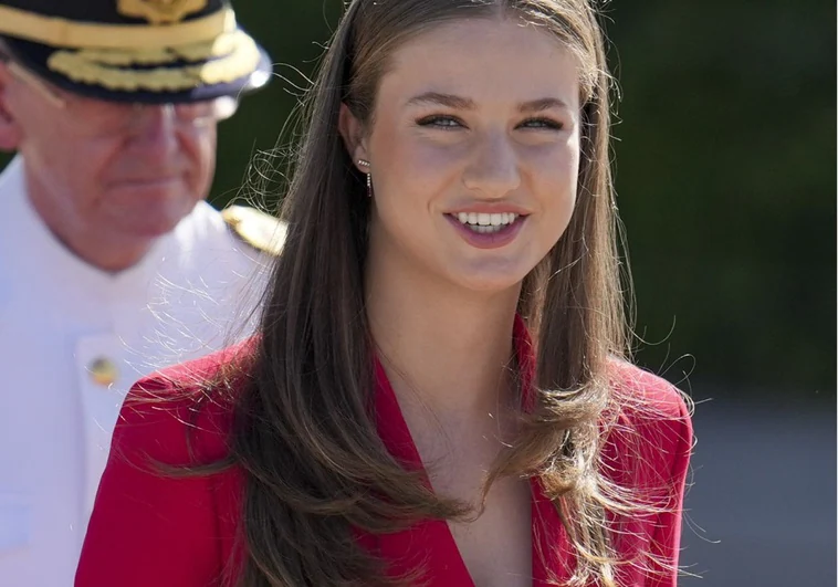 El traje rojo de la Princesa Leonor en su primer viaje oficial en solitario fuera de España