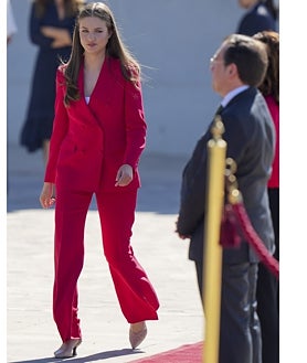 Imagen secundaria 2 - Combinó el traje sastre de Carolina Herrera, con complementos de marcas españolas: zapatos de Pinkchic Gua Gua y pendientes de Gold & Roses. Además, eligió el peinado que triunfa entre las influencers, melena lisa, con raya en el medio y el pelo metido detrás de las orejas. 