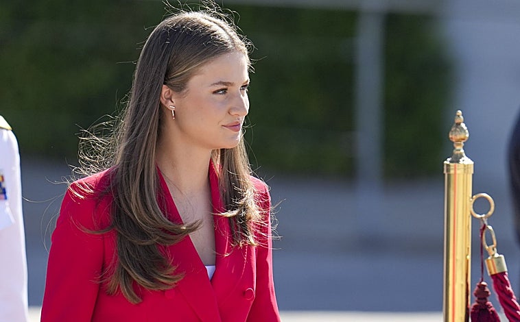 Imagen principal - Combinó el traje sastre de Carolina Herrera, con complementos de marcas españolas: zapatos de Pinkchic Gua Gua y pendientes de Gold & Roses. Además, eligió el peinado que triunfa entre las influencers, melena lisa, con raya en el medio y el pelo metido detrás de las orejas. 