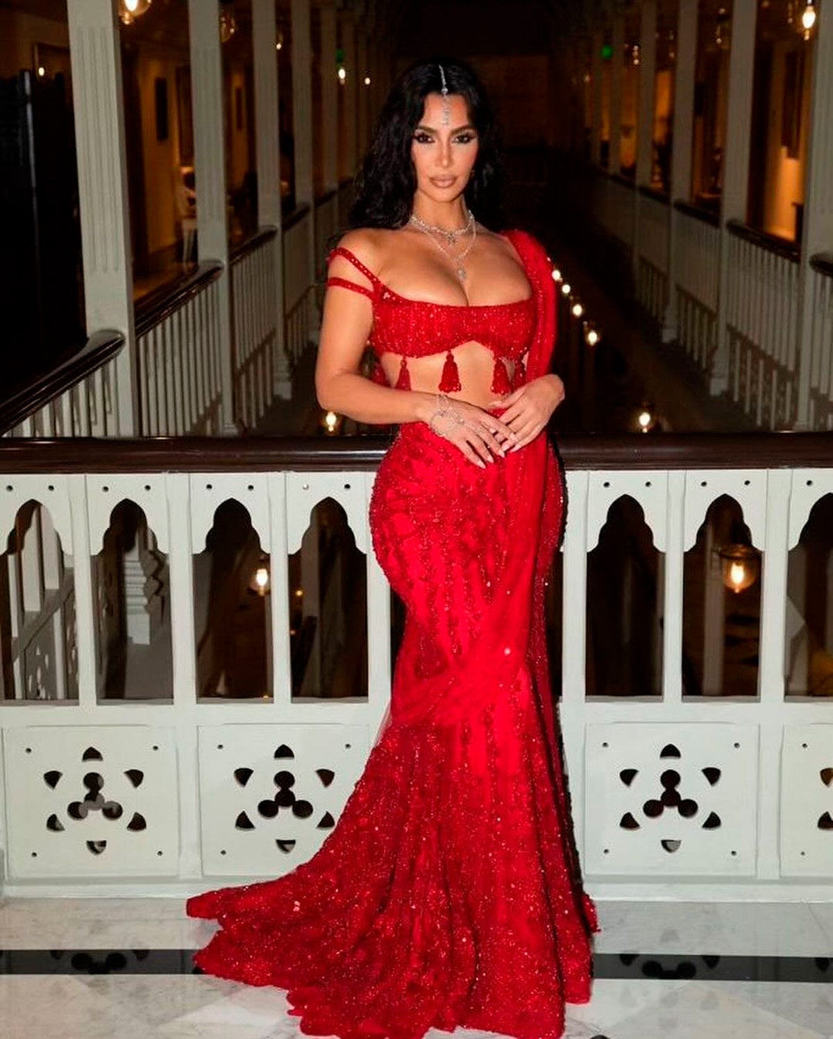 Kim Kardashian apostó por el color de la temporada, el rojo, con un look inspirado en los tradicionales trajes llamados 'Saris'. 