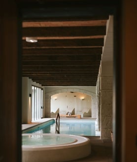 Imagen secundaria 2 - En la Costa Brava este hotel boutique ofrece un spa con circuito de aguas y una amplia oferta de tratamientos faciales y corporales, muchos de ellos basados en las propiedades cosméticas de la uva. 