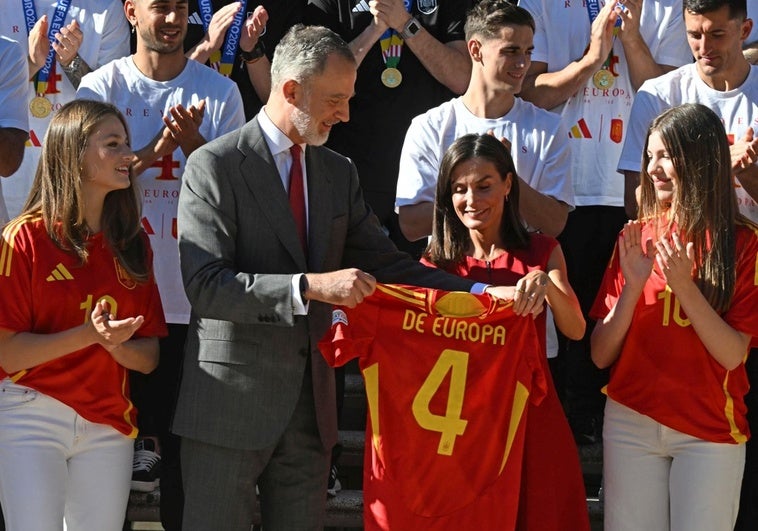 El vestido con el que la Reina Letizia celebró la Eurocopa con España