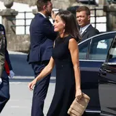 La Reina Letizia y el perfecto look de verano en la Escuela Naval de Marín