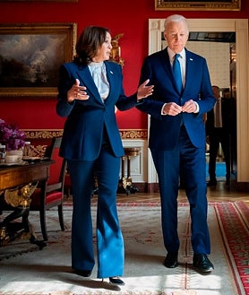 Imagen secundaria 2 - Los trajes de chaqueta, la prenda favorita de Kamala Harris. 