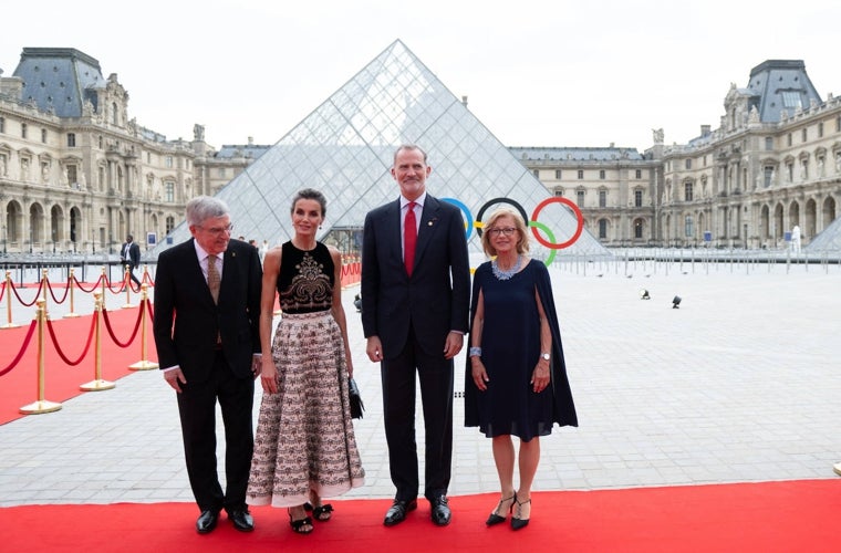 Los Reyes a su llegada al Museo del Louvre donde se celebró la cena del COI.