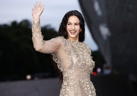 Rosalía brilla con un vestido de transparencias en la alfombra roja de los Juegos Olímpicos de París