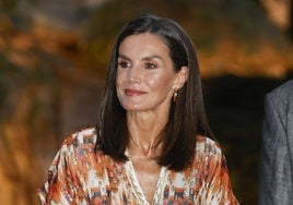 Así es el nuevo vestido que la Reina Letizia ha estrenado en Mallorca: de estilo boho y marca española sostenible