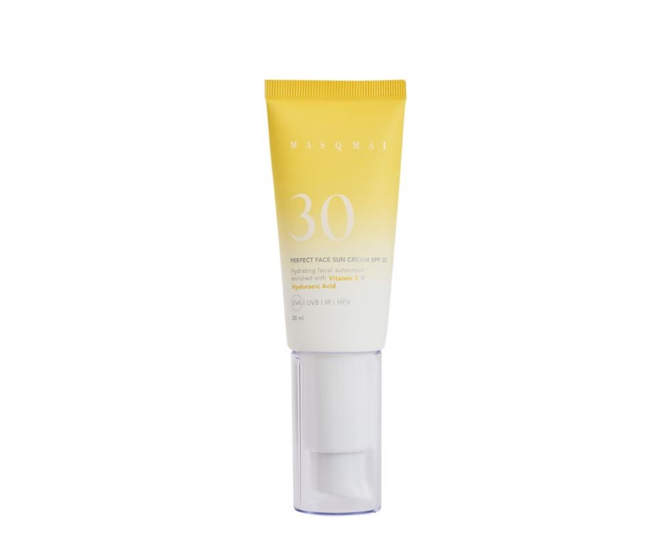 Perfect Sun Face Cream SPF 30 de Masqmai. Con una fórmula enriquecida con ácido hialurónico y vitamina E, que ayuda a hidratar y prevenir la aparición de manchas y el envejecimiento prematuro de la piel y unos filtros que protegen frente a la radiación UVB, UVA, IR (infrarrojos) y HEV (luz visible), Perfect Sun Face Cream de Masqmai es el compañero perfecto para el verano. Destaca por su textura ultraligera y de rápida absorción, y su delicioso aroma a vainilla. Su precio: 22,50 euros.