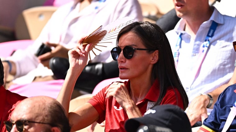 La Reina Letizia con gafas de sol durante el partido de Carlos Alcaraz en París.