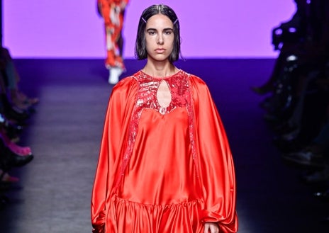 Imagen secundaria 1 - Arriba, el desfile de Pedro del Hierro en la MBFW. Abajo a la izquierda, el de Custo Barcelona, también en Madrid. A la derecha, el de Versace en Milán. 