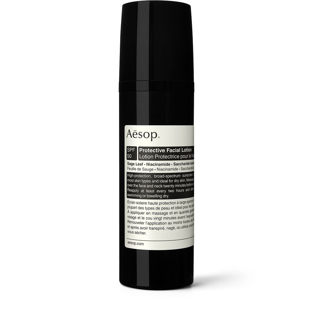 Loción de protección solar facial de AESOP SPF50. Con hoja de salvia y vitamina B3, protege la piel frente a los efectos nocivos de los rayos UVA y UVB. Además de por su alto factor de protección, la Protective Facial Lotion SPF50 se caracteriza por un aroma herbáceo, amaderado y cálido que la diferencia de otros protectores solares. Este protector está indicado para todo tipo de pieles. Su textura de densidad media hace que pueda dejar una pequeña película blanca después de la aplicación, que desaparece al frotarse o secarse. Su precio: 55 euros.