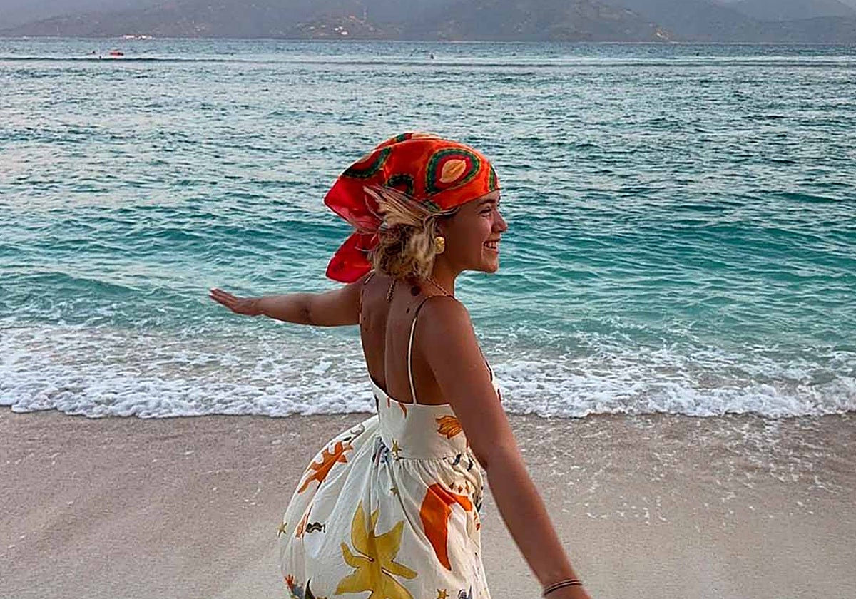 El pañuelo en el pelo, una de las opciones más top de peinados veraniegos.