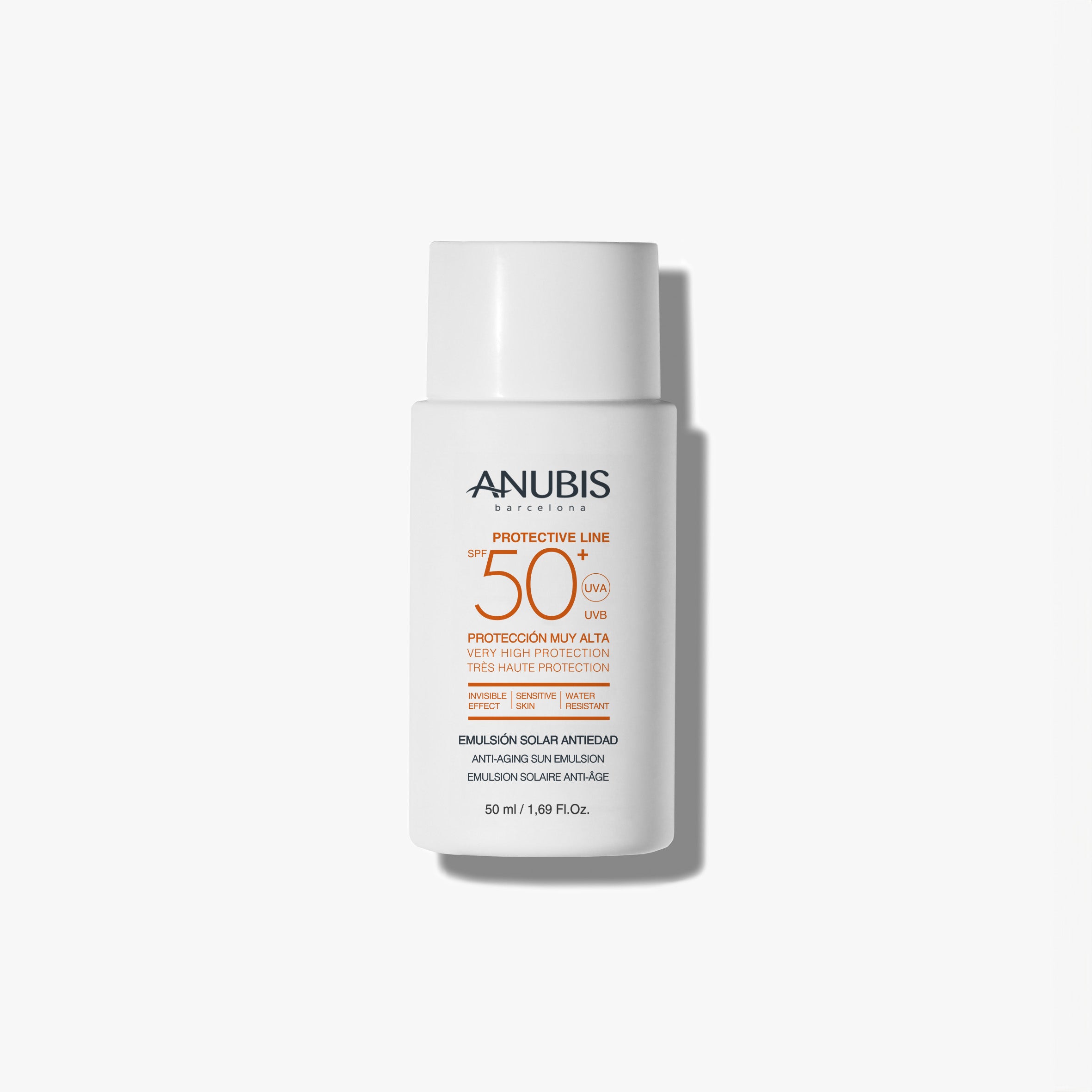 Anti-Aging Sun Emulsion Color SPF 50+ de Anubis. Una emulsión con alta protección ligera, de tacto sedoso y con color natural. Destaca por su combinación de filtros que previenen el fotoenvejecimiento y garantizan diariamente una muy alta protección. Con Vitamina F antioxidante que ayuda a restaurar la barrera natural de la piel y agentes humectantes que garantizan una acción hidratante de efecto antiarrugas. Resistente al agua. Su precio: 36 euros. 