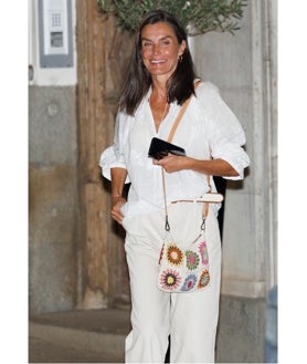 Imagen secundaria 2 - El nuevo bolso favorito de la Reina Letizia vale 59 euros: dónde conseguirlo y otras opciones interesantes