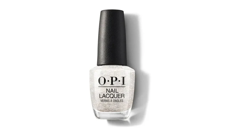 El esmalte Happy Anniversary de Opi ofrece el acabado glossy para las uñas glass.