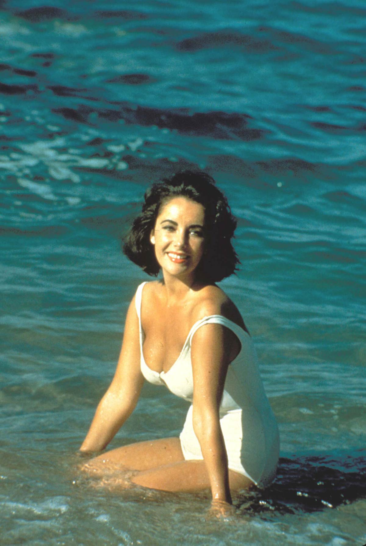En 1959, Elizabeth Taylor llevó un bañador blanco con pronunciado escote en 'De repente, el último verano', un trabajo que le hizo ganar el Globo de Oro y le dio una nominación al Oscar.