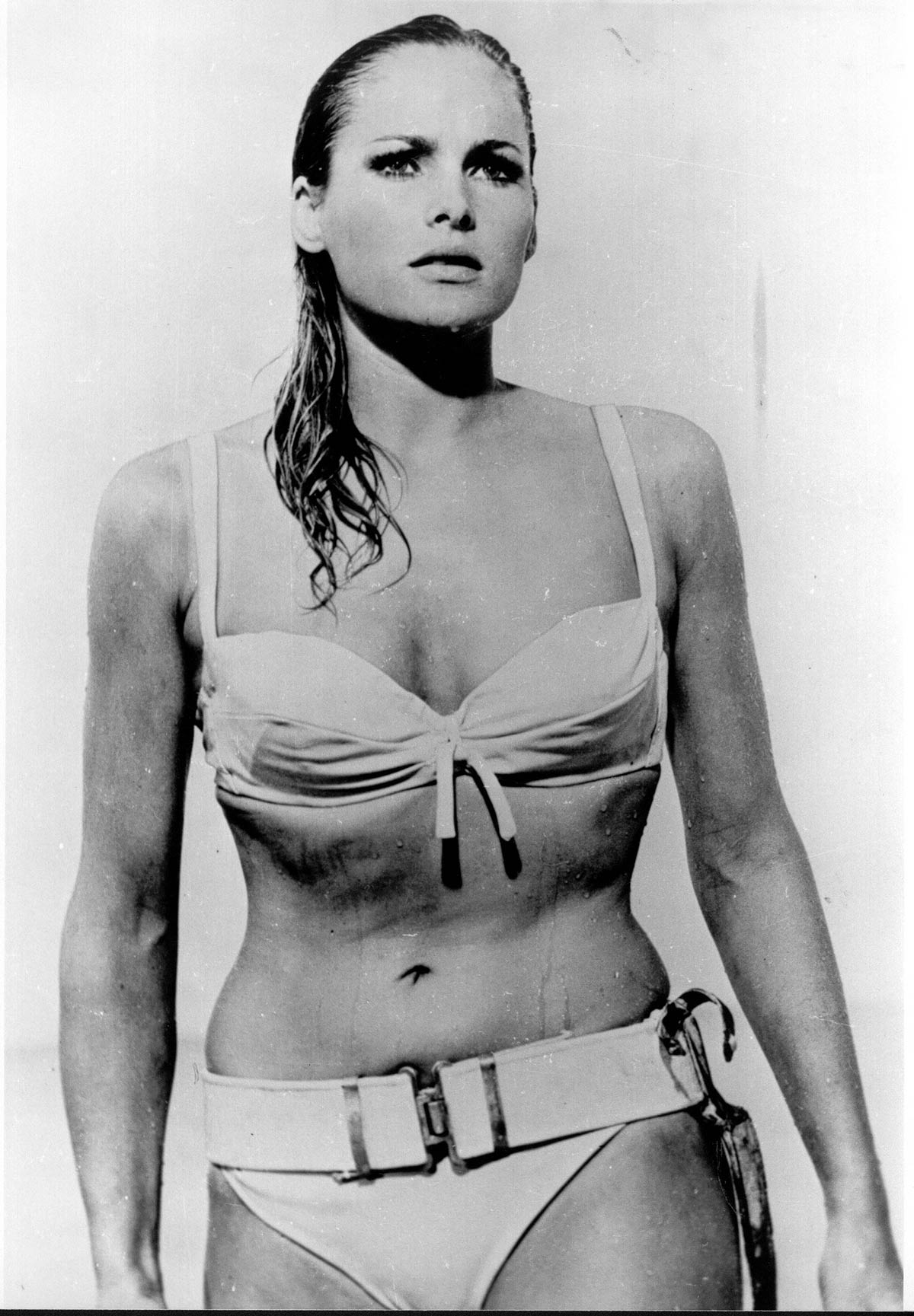 Úrsula Andress en 1962, con un bikini blanco que llevaba un cuchillo en la cintura. Lo lució en 'Dr. No', la primera película de James Bond. 