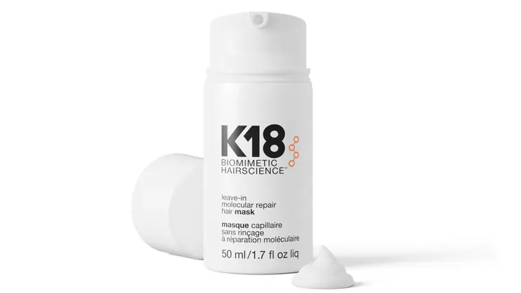 La mascarilla sin aclarado de K18 es perfecta para el pelo seco.