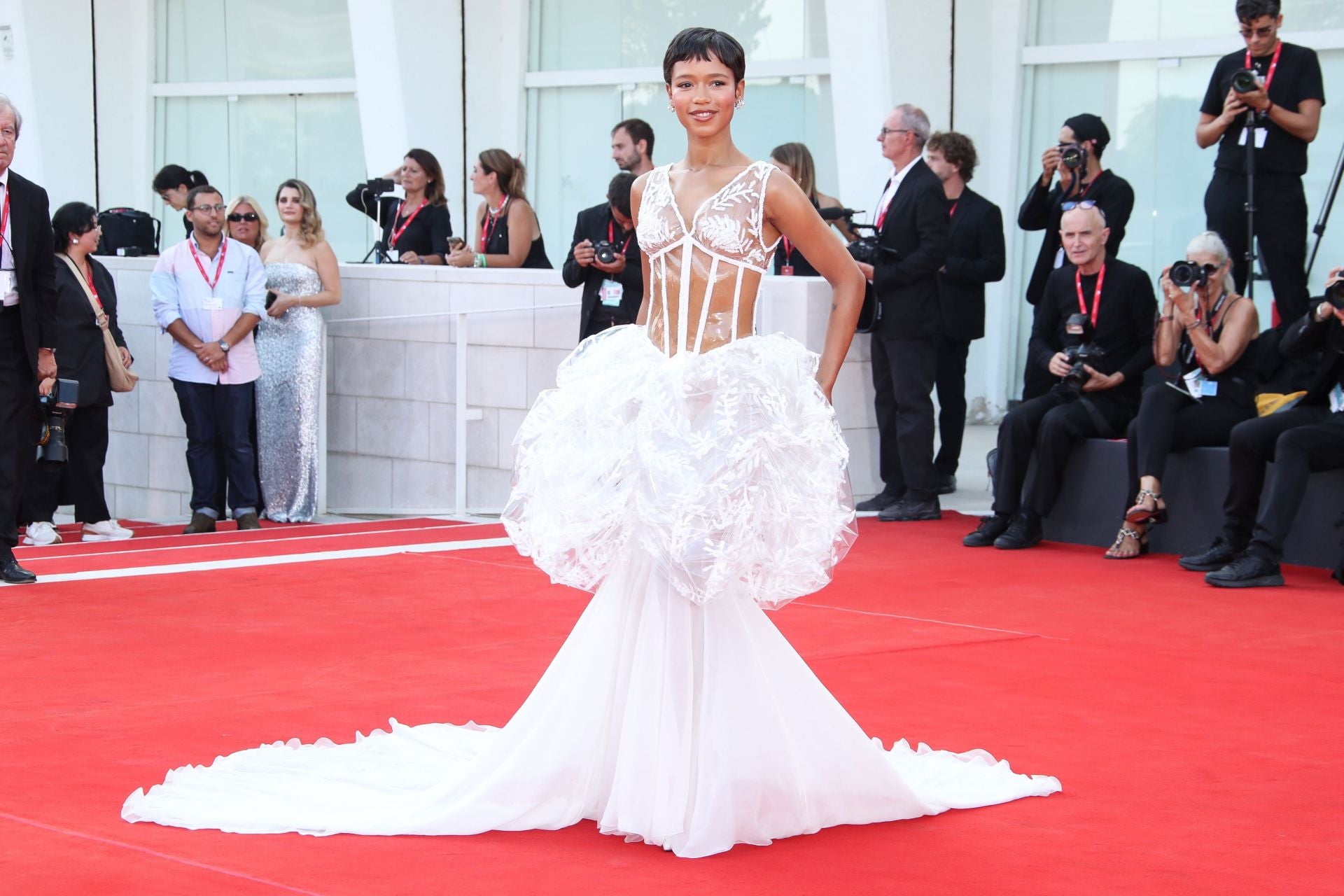 Taylor Russell tampoco ha pasado desapercibida sobre la primera alfombra del Festival, en su caso con un vestido vintage de la colección de Alta Costura de Chanel de primavera/ verano 1993-94, que en su día sobre la pasarela presentó Claudia Schiffer.