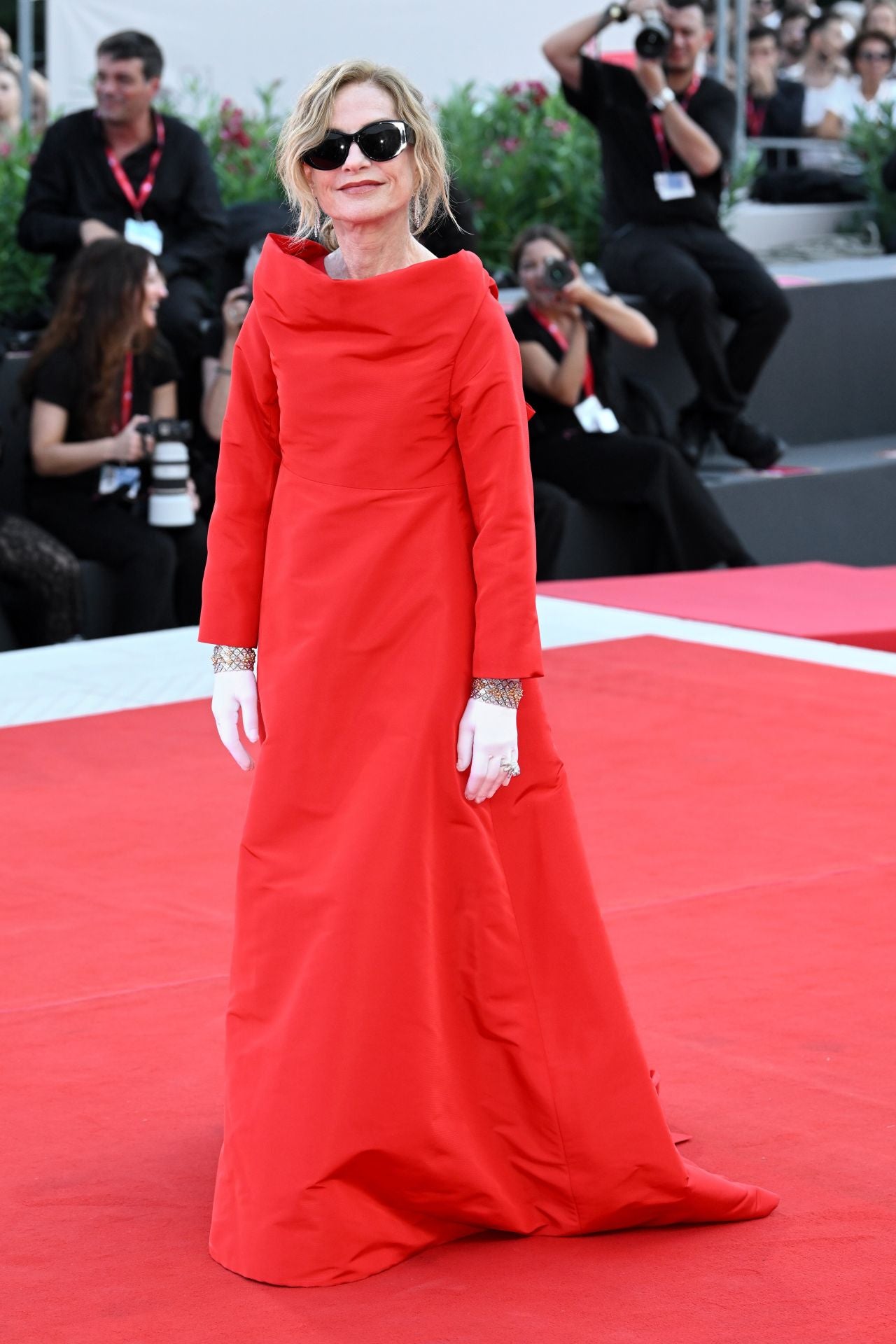 Isabelle Huppert optó por un diseño en color rojo de Balenciaga con escote chimenea y manga larga. 