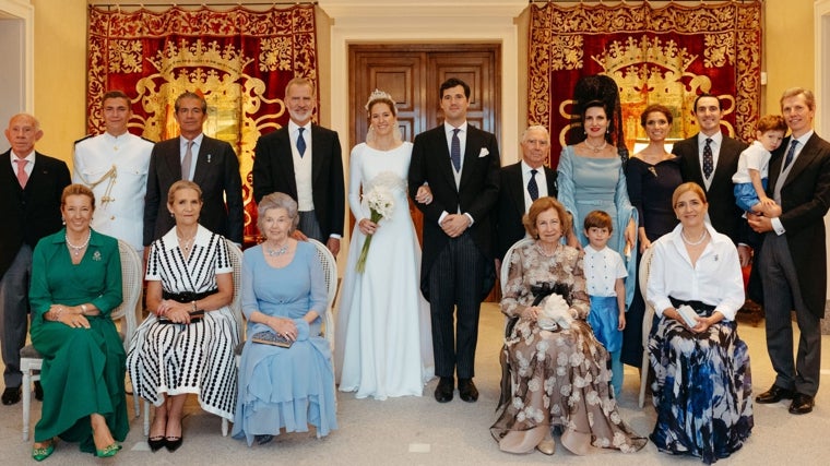 Una de las fotos de la boda de Victoria López-Quesada y Enrique Moreno de la Cova con el Rey Felipe y varios miembros de la Familia Real