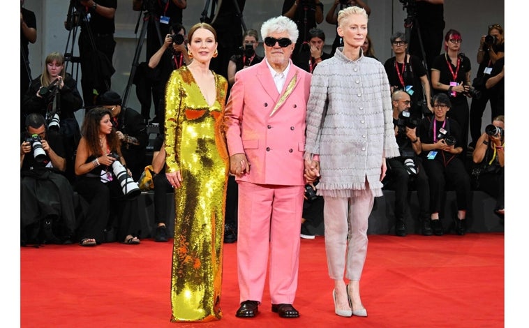 Imagen principal - Pedro Almodóvar en el Festival de Venecia con traje rosa y gafas de sol de Loewe (320€)