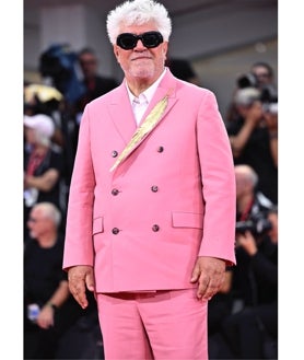 Imagen secundaria 2 - Pedro Almodóvar en el Festival de Venecia con traje rosa y gafas de sol de Loewe (320€)