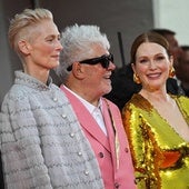 Del Chanel de Tilda Swinton y las lentejuelas de Julianne Moore al traje rosa para la gran noche de Almodóvar en Venecia