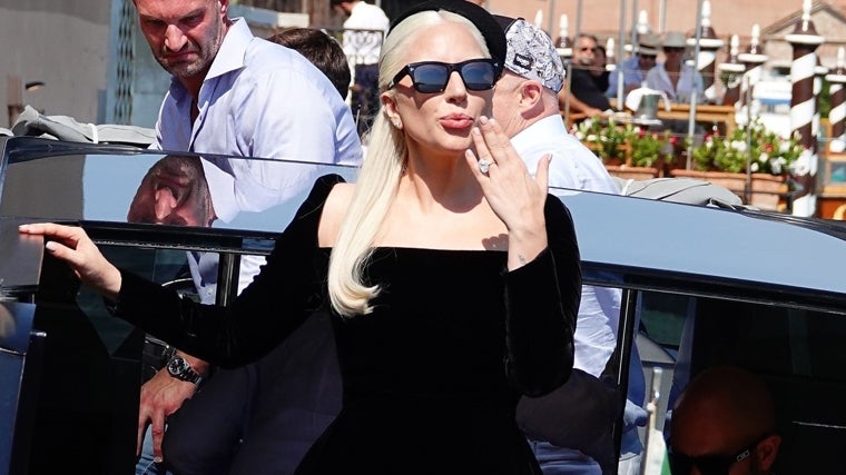 Lady Gaga luce su anillo de compromiso en Venecia