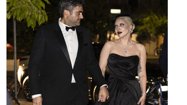 El cambio de look de Lady Gaga con tocado de redecilla y junto a Michael Polansky