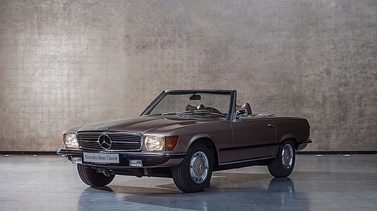 Mercedes-Benz rinde tributo a esta entrega tan especial de la pasarela con uno de sus modelos más icónicos de los años 80 y una exposición interactiva