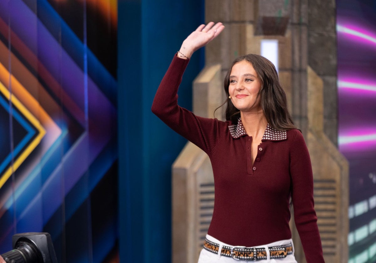 Victoria Federica debuta en televisión con un look cómodo y repleto de tendencias de otoño.