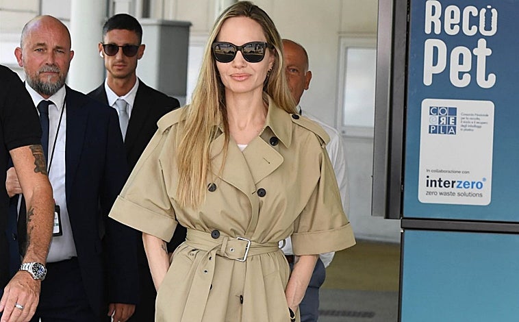 Imagen principal - Angelina Jolie en el Festival de Venecia con una gabardina con manga hasta el codo, de Dior. Brooke Shields asiste al desfile de Tommy Hilfiger, celebrado el pasado ocho de septiembre en Nueva York