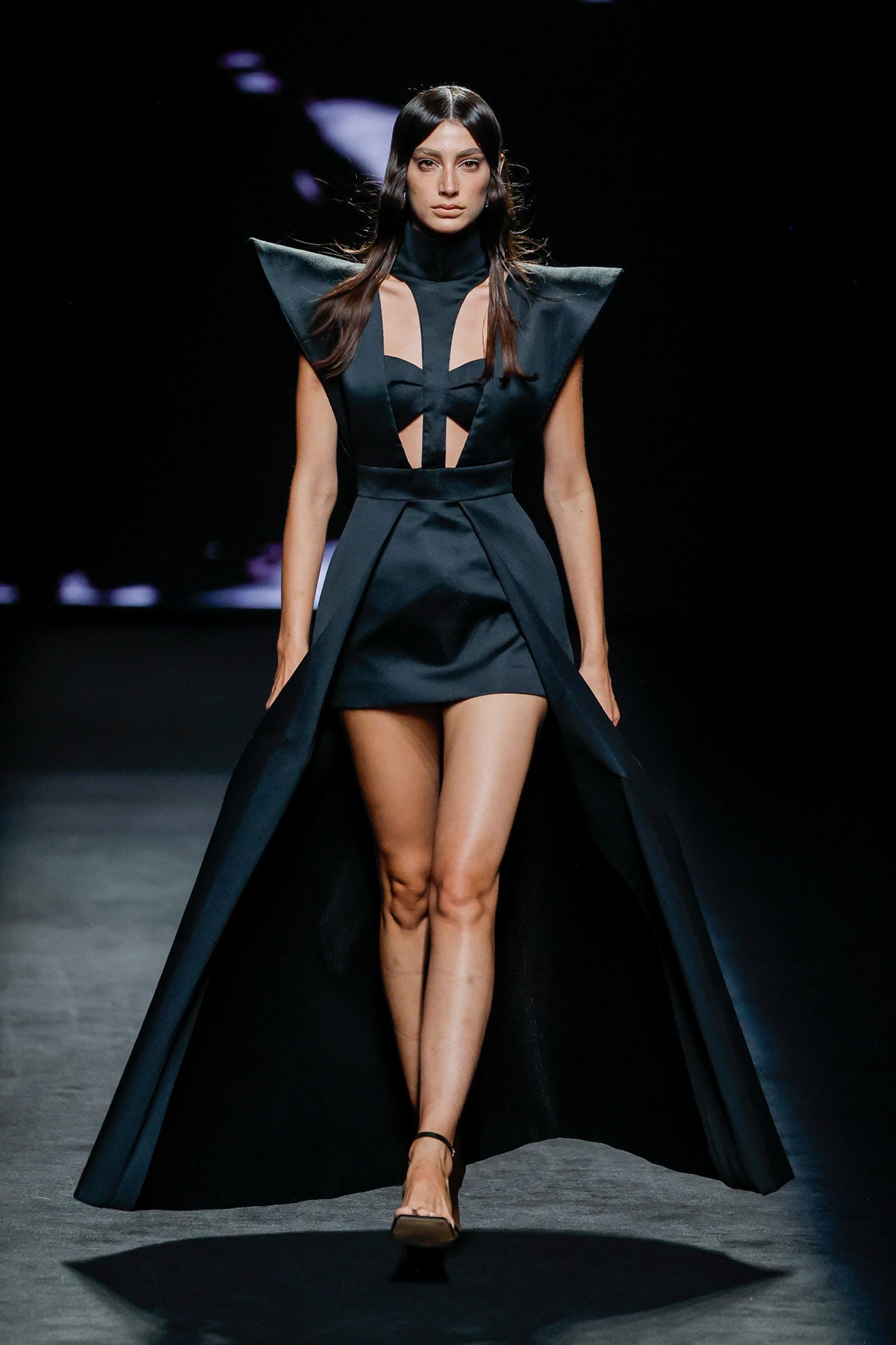 Los cortes asimétricos, los 'cut out' y las grandes hombreras no han faltado en la pasarela. 