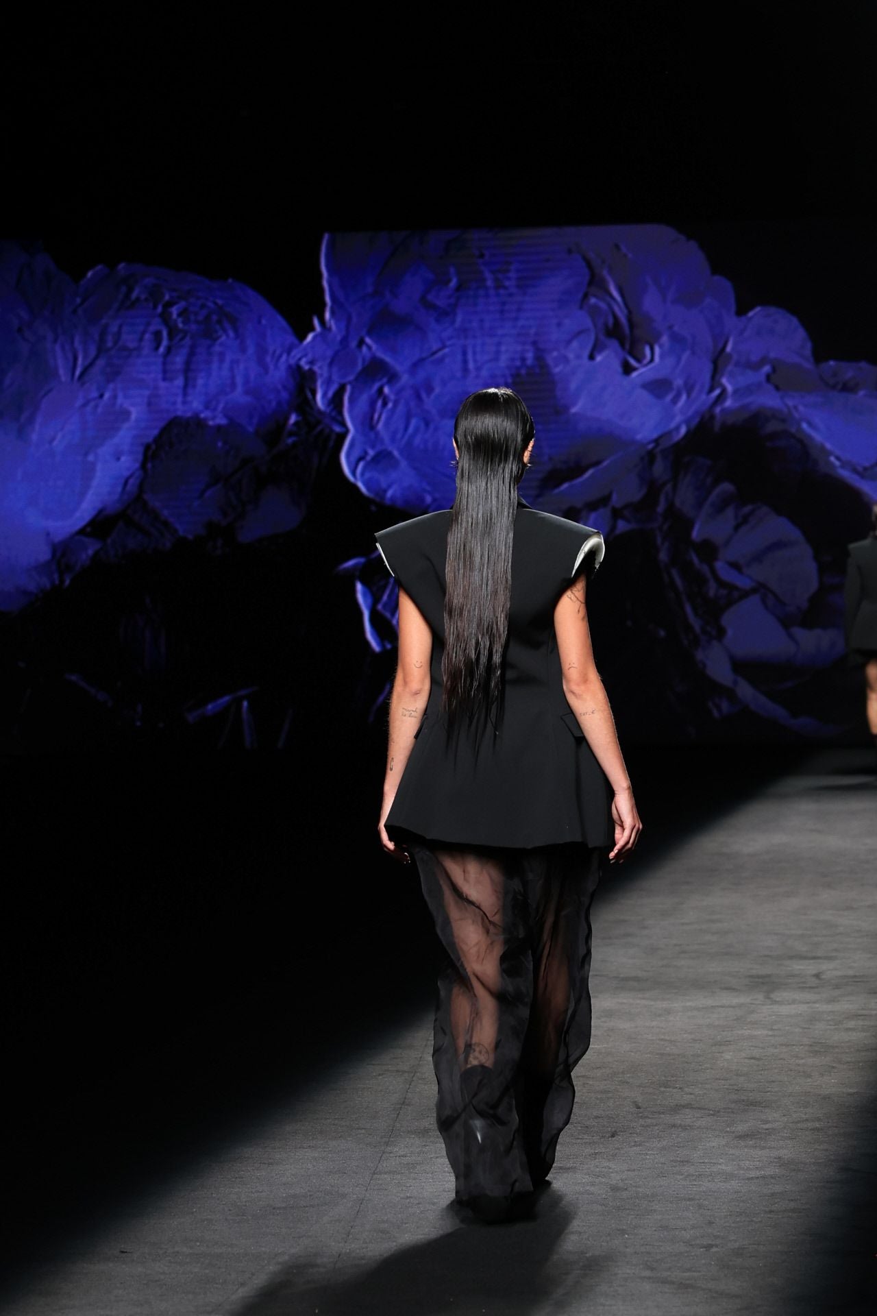 La combinación de tejidos ha sido una de las tendencias del desfile de Acromatyx en el primer día de la pasarela madrileña.