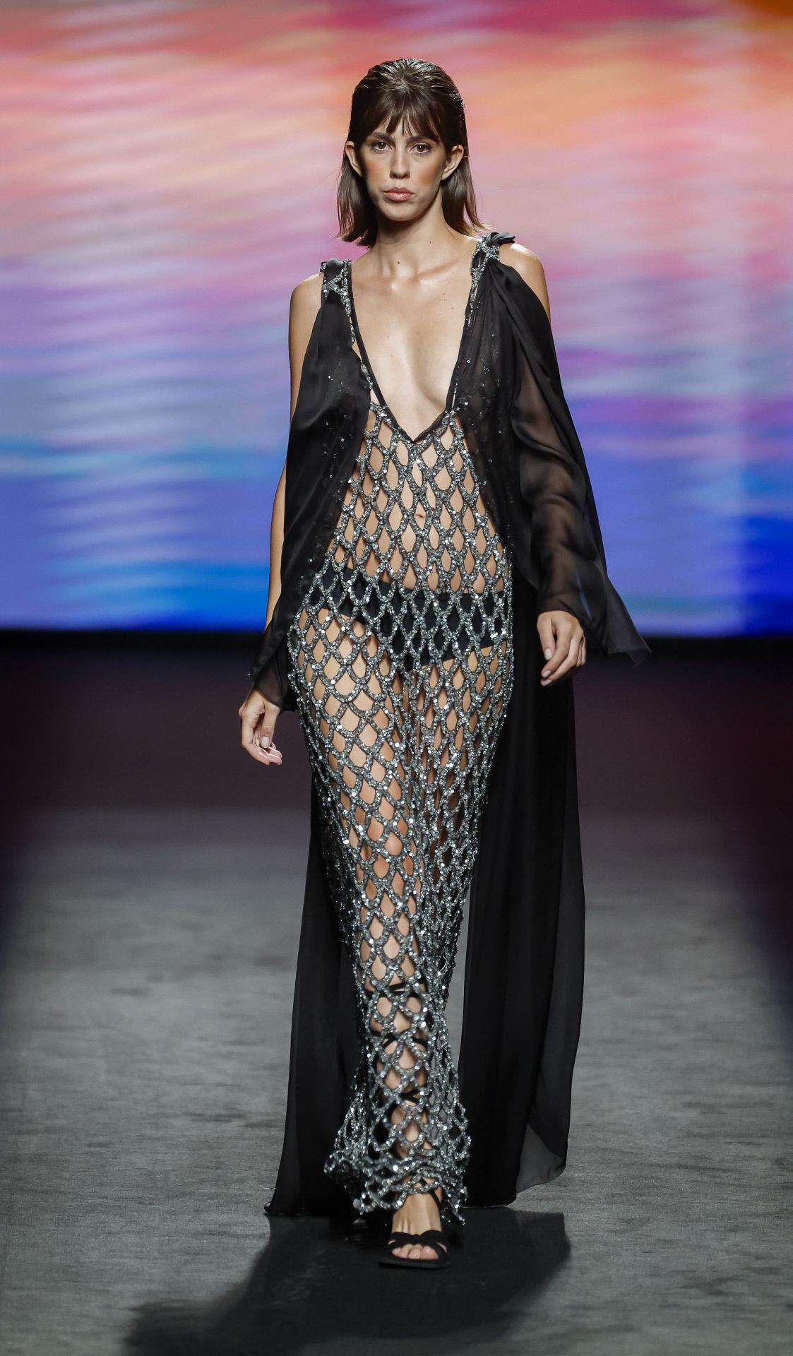 Vestido de rejilla y seda, perfecto para una alfombra roja. 