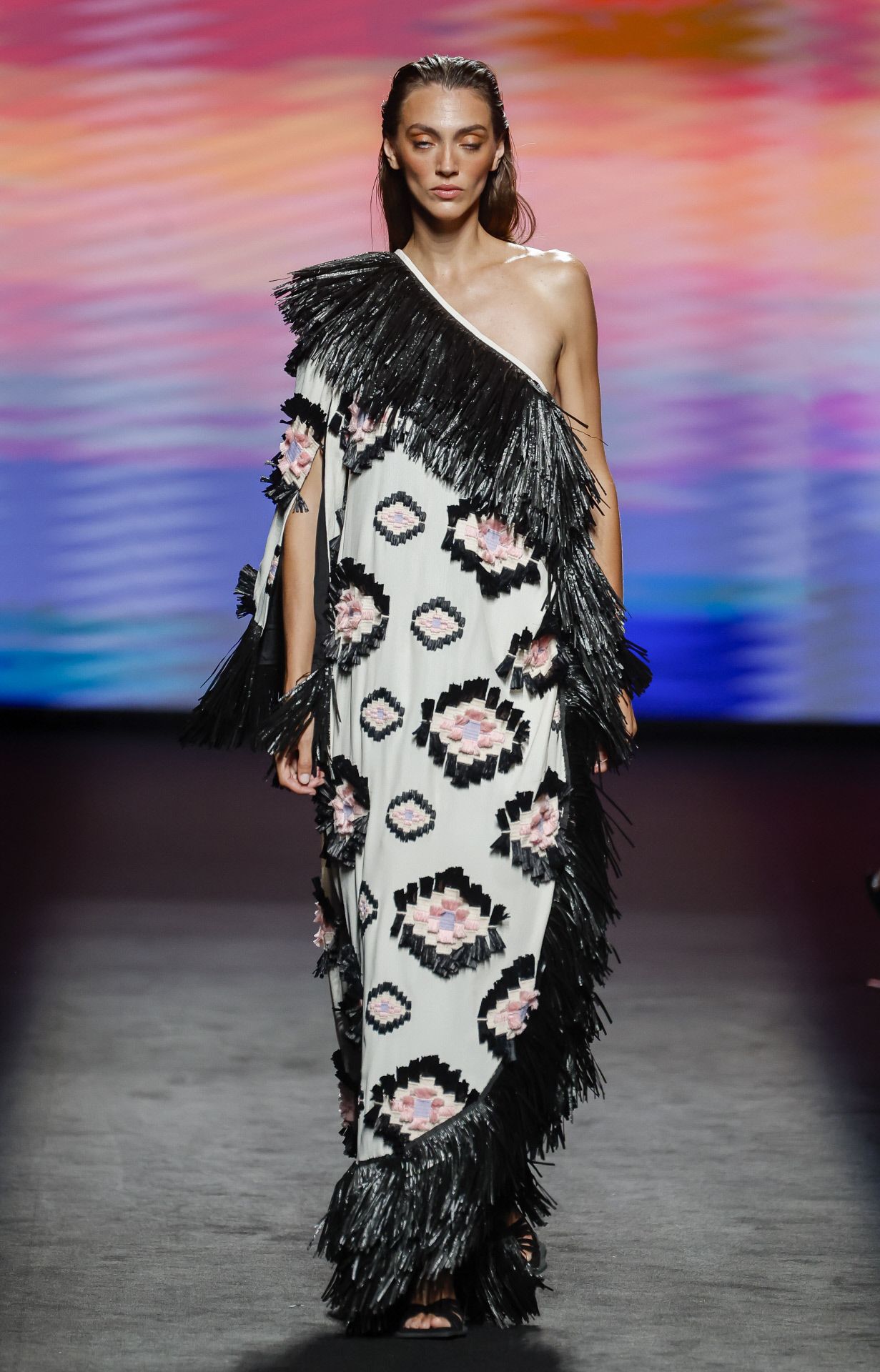 Original estido que mezcla diversos tejidos de Odette Álvarez para la próxima temporada de primavera y verano 2025. 