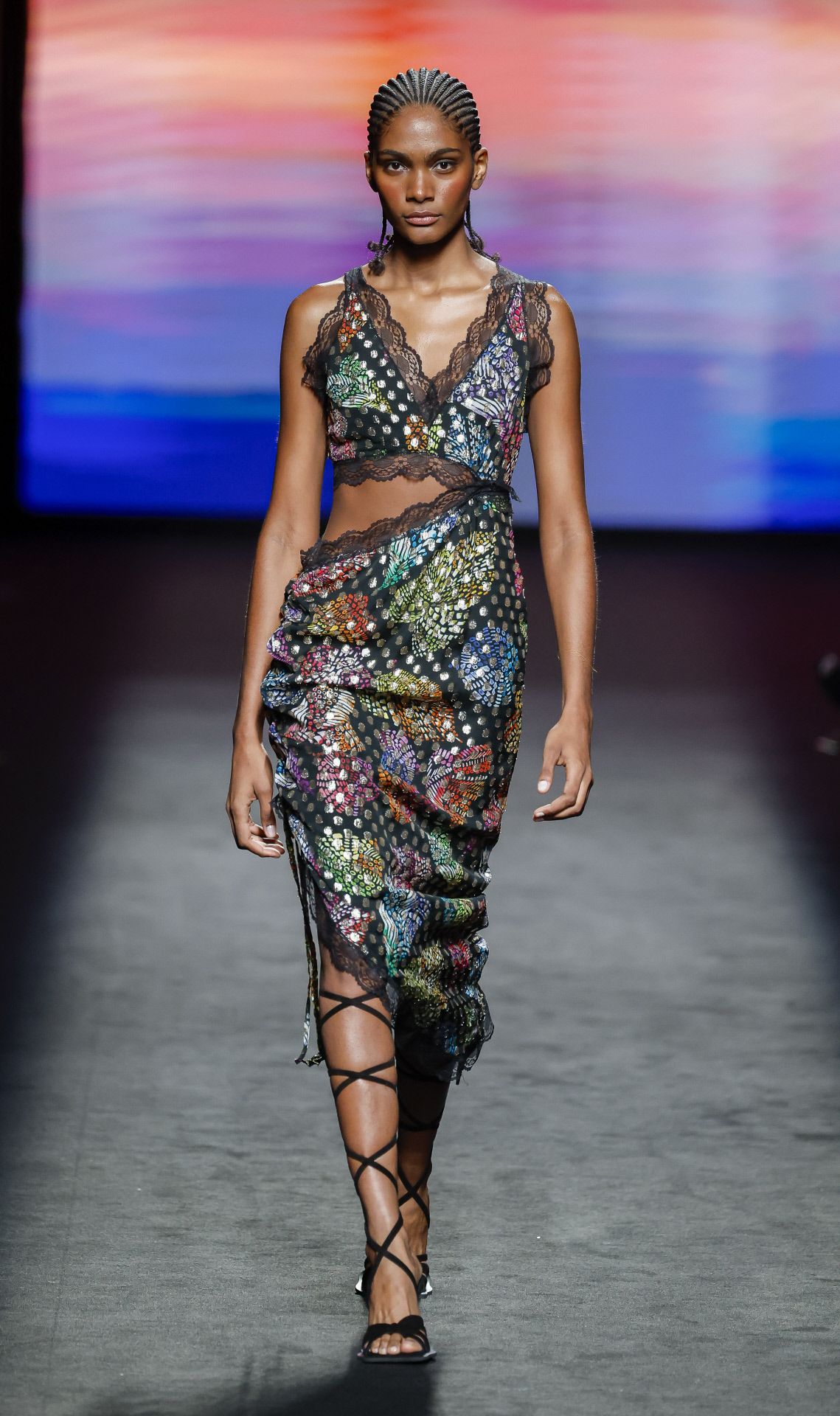 Vestido muy femenino con 'cut out', y una mezcla de tejidos que lo hace muy especial. 