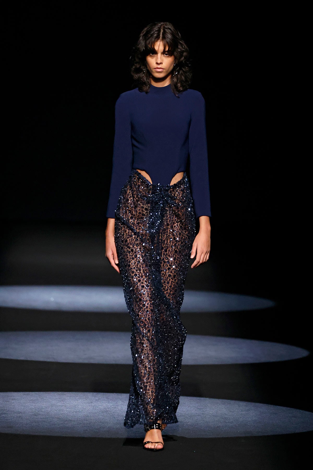 La propuesta tambiénincorpora tejidos con pedrería y semitransparencias.