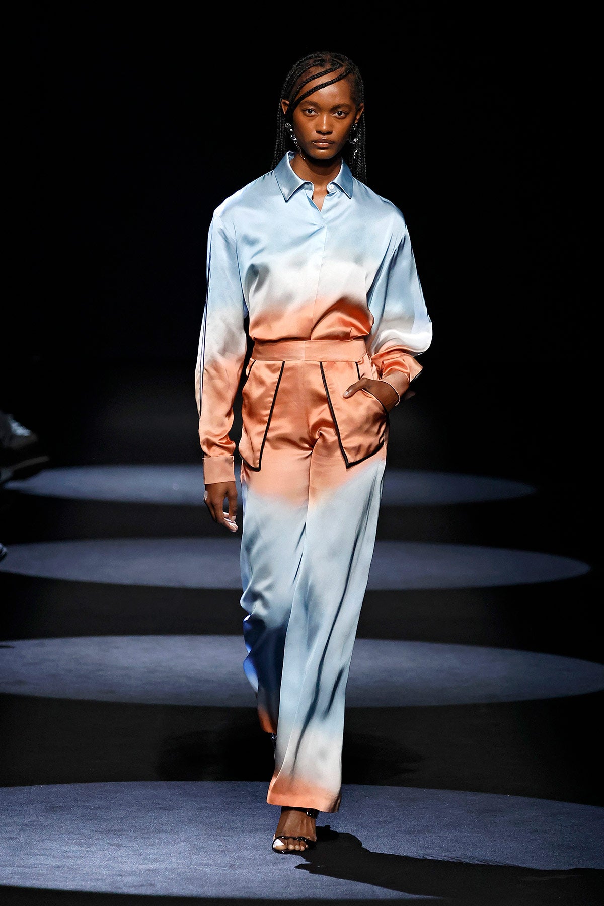 Los tejidos satinados y el contraste de colores ha inundado la pasarela.