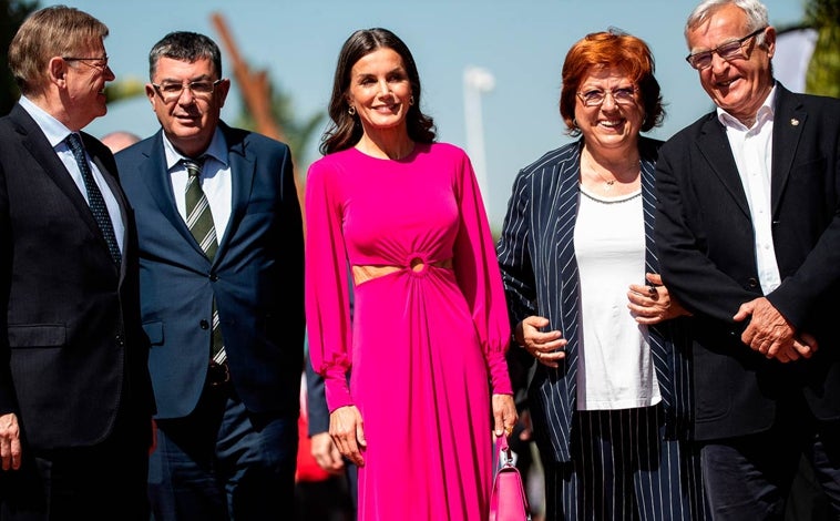 Imagen principal - Doña Letizia con looks de lo más 'trendy'.