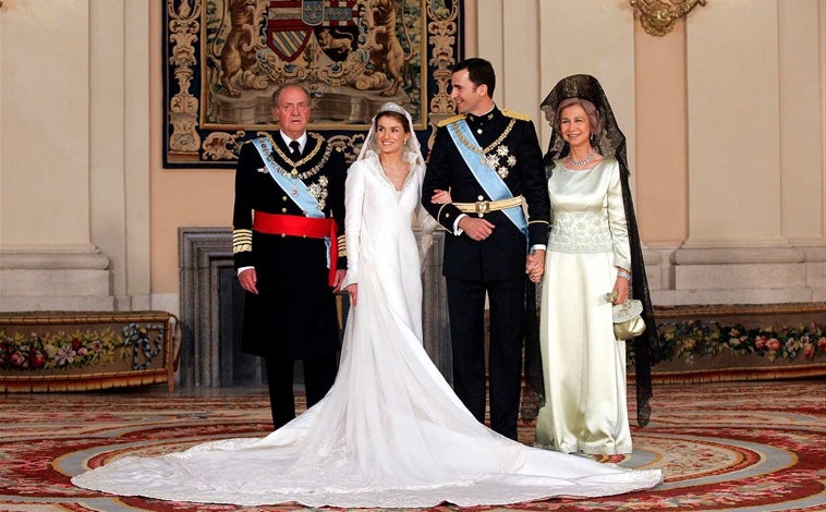 Imagen principal - El vestido de novia de la Reina Letizia, una auténtica joya.