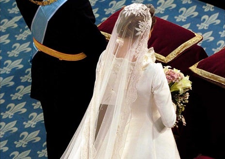 Imagen secundaria 1 - El vestido de novia de la Reina Letizia, una auténtica joya.