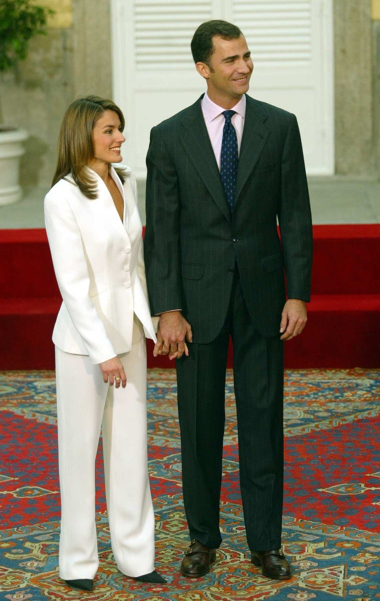 El primer look con el que Doña Letizia causó sensación fue con este traje sastre de color blanco de Giorgio Armani,