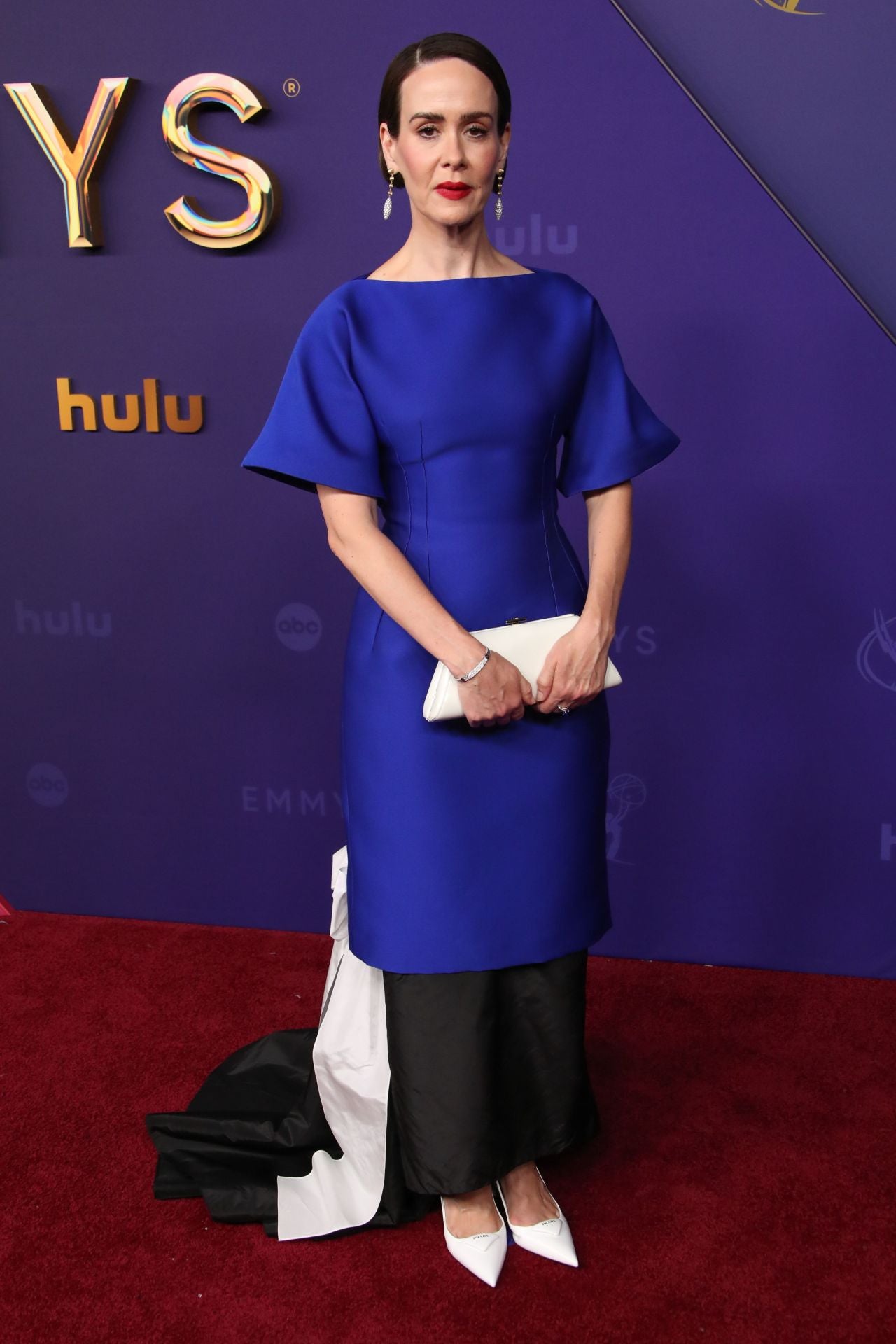 Sarah Paulson lució un original diseño tricolor de Prada. 
