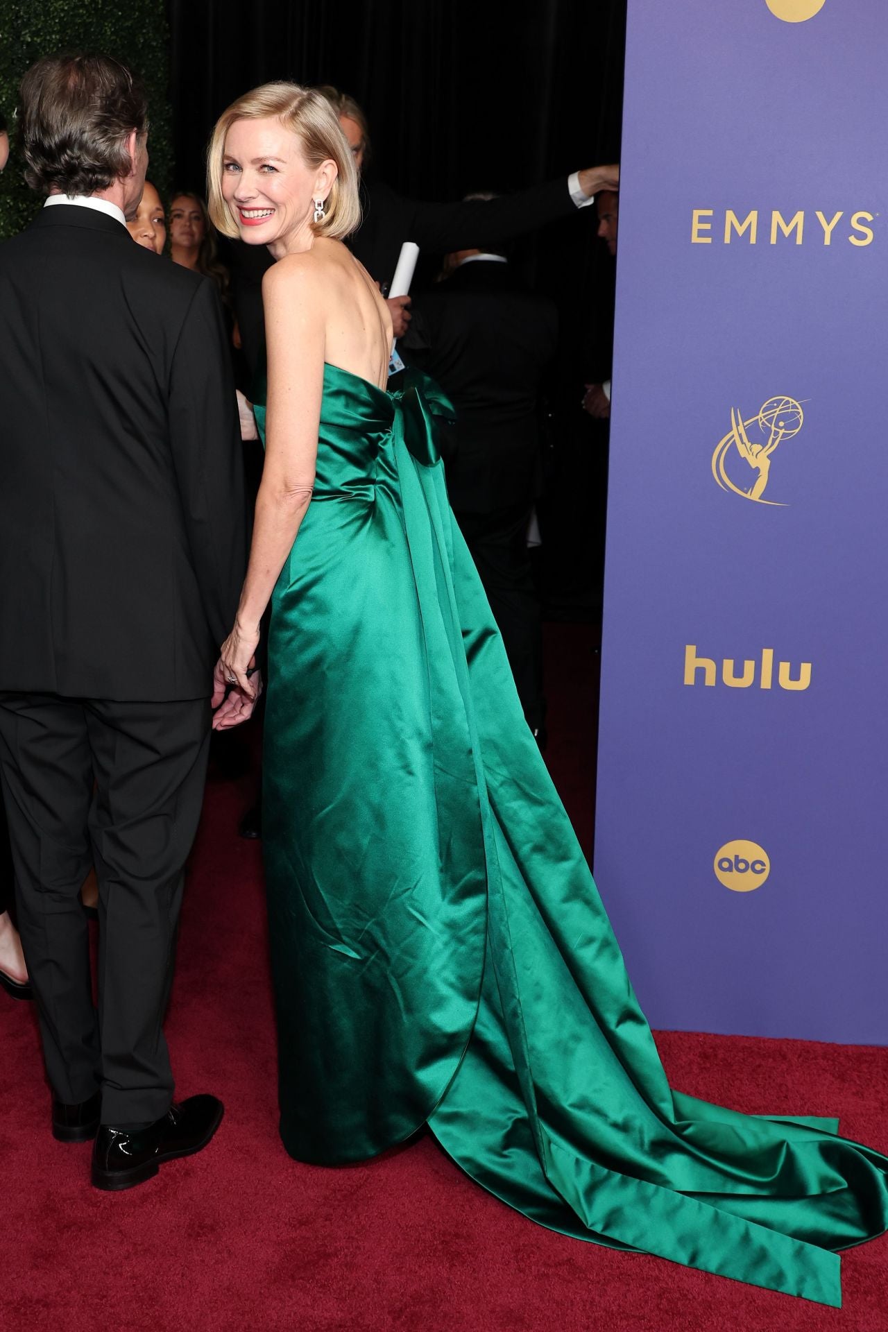 Otro de los diseños más elegantes de la noche fue el  Balenciaga de Naomi Watts. La actriz asistió junto a su marido, el también actor Billy Crudup, que ganó el Emmy por su papel en 'The morning show'. El vestido, hecho a medida, contaba con un lazo en la espalda del que salía una cola. 